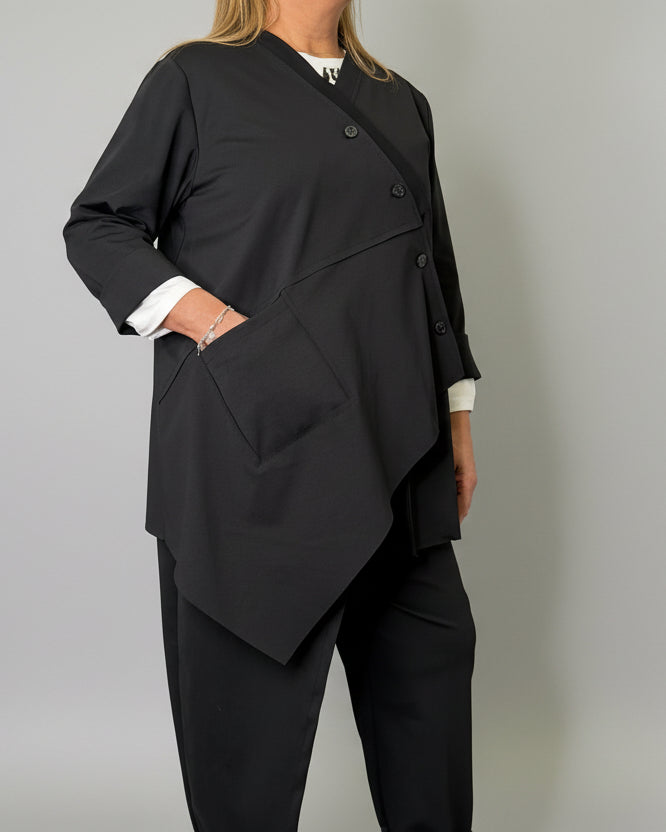 Particolare tasca laterale a filo su giacca nera elegante tessuto morbido