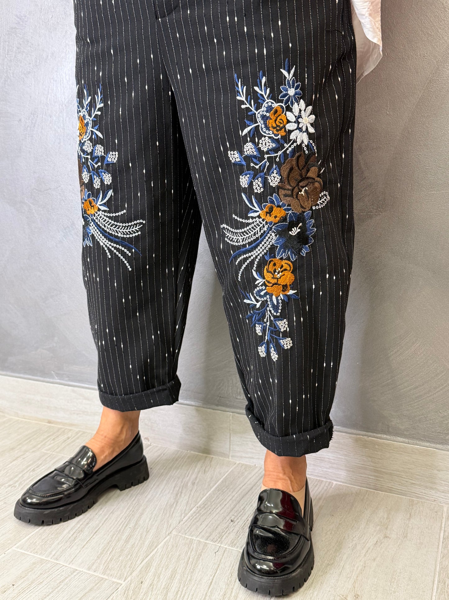 Jeans Gessato Nero con Ricami