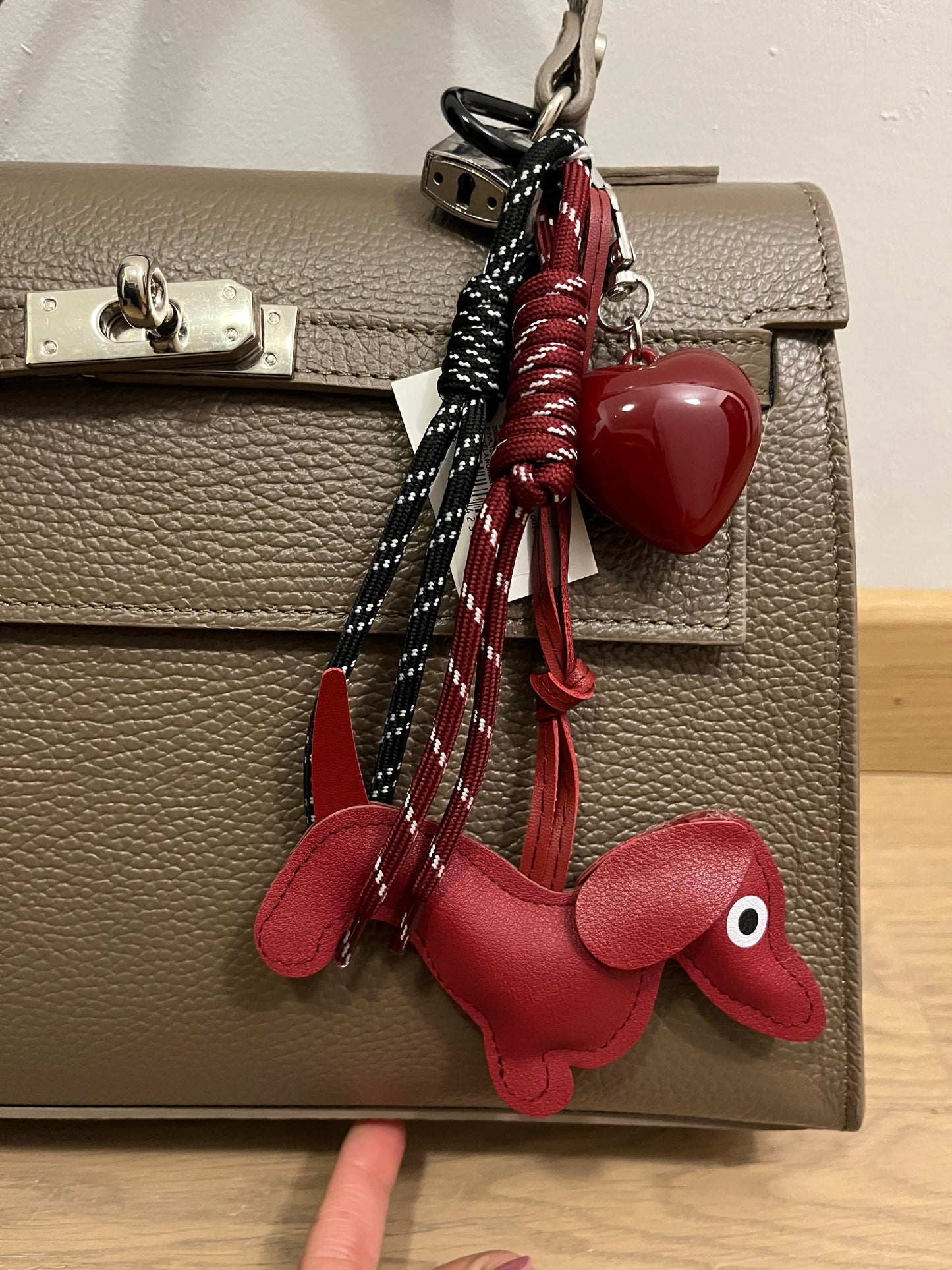 Charme Bassotto Rosso