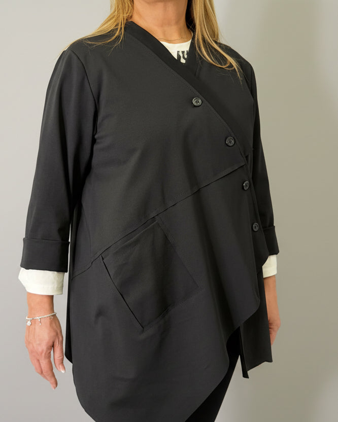 Particolare tasca laterale a filo su giacca nera elegante tessuto morbido