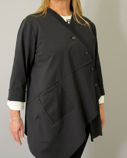 Particolare tasca laterale a filo su giacca nera elegante tessuto morbido