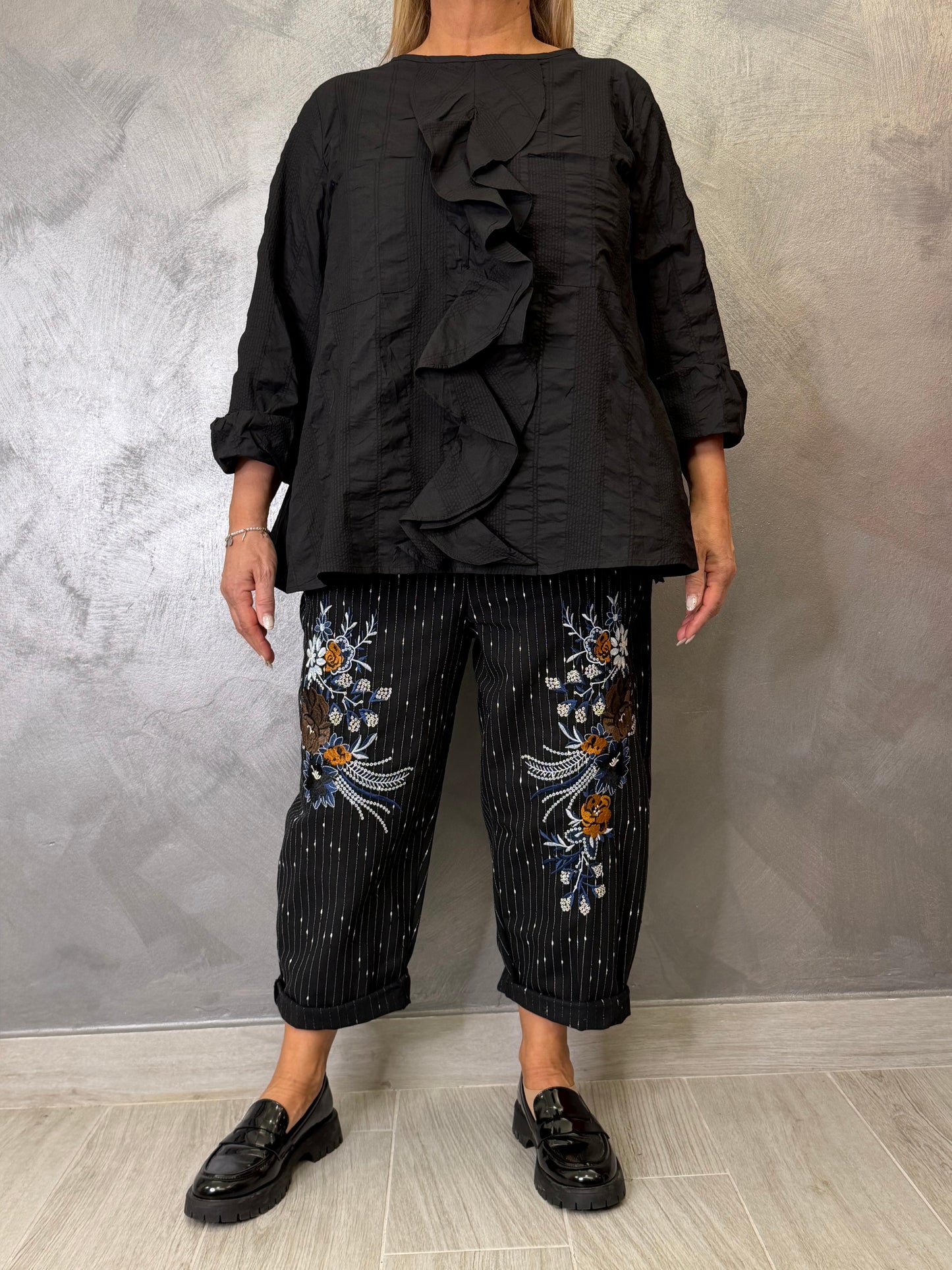 Jeans Gessato Nero con Ricami