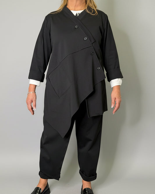 Giacca casacca asimmetrica donna colore nero vista frontale abbottonata